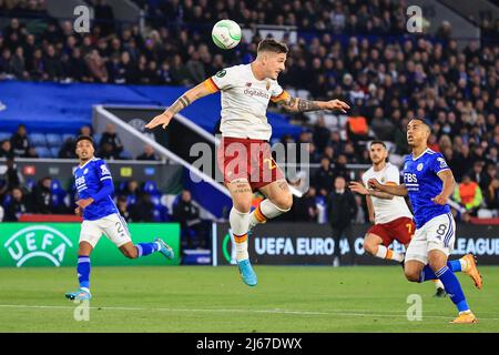 Leicester, Regno Unito. 28th Apr 2022. Nicolò Zaniolo #22 di Roma non riesce a connettersi con il cross Credit: News Images /Alamy Live News Foto Stock