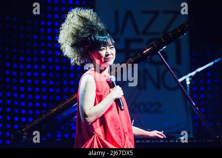 Il pianista jazz giapponese Hiromi Uehara ha suonato insieme ad un quartetto d'archi al Bobycentrum di Brno, Repubblica Ceca, il 28 aprile 2022. (CTK Photo/Patrik Uhlir) Foto Stock