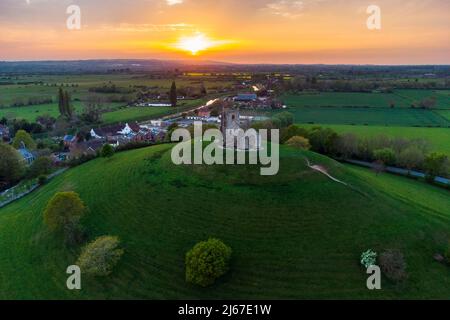 Burrowbridge, Somerset, Regno Unito. 28th aprile 2022. Meteo Regno Unito. Vista dall'alto al tramonto della chiesa in rovina sulla cima del Burrow Mump a Burrowbridge nel Somerset. Picture Credit: Graham Hunt/Alamy Live News Foto Stock