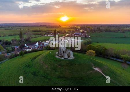 Burrowbridge, Somerset, Regno Unito. 28th aprile 2022. Meteo Regno Unito. Vista dall'alto al tramonto della chiesa in rovina sulla cima del Burrow Mump a Burrowbridge nel Somerset. Picture Credit: Graham Hunt/Alamy Live News Foto Stock