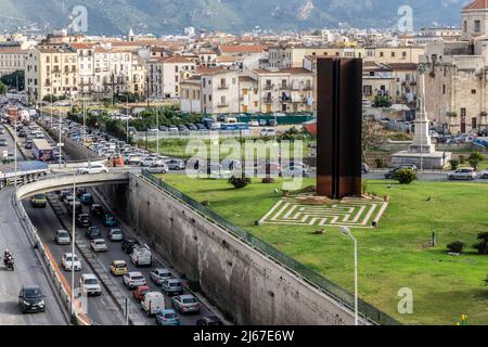 Venerdì sera traffico di punta sulla Piazza XIII Vittime, Palermo, Sicilia, Italia. Foto Stock