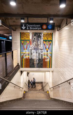 La stazione della metropolitana di West 86th Street presenta opere d'arte di piastrelle a mosaico, New York City, USA 2002 Foto Stock