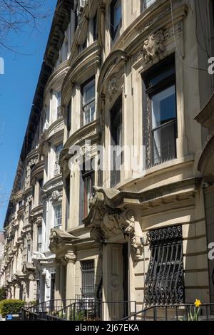 Townhouses linea W. 85th Street nel Central Park West Historic District, New York City, USA 2022 Foto Stock