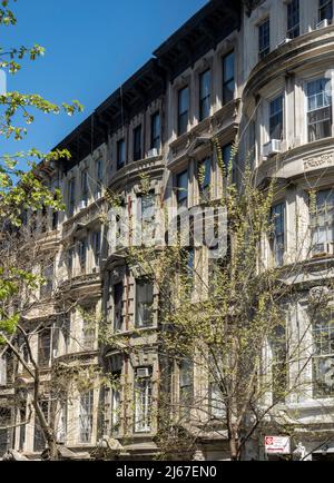 Townhouses linea W. 85th Street nel Central Park West Historic District, New York City, USA 2022 Foto Stock