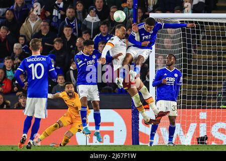 Leicester, Regno Unito. 28th Apr 2022. Chris Smalling #6 di Roma e Wesley Fofana #3 di Leicester City battaglie per la palla in , il 4/28/2022. (Foto di Mark Cosgrove/News Images/Sipa USA) Credit: Sipa USA/Alamy Live News Foto Stock