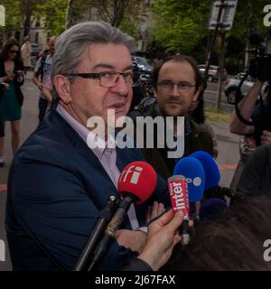 Jean-Luc Melénchon , arrive pour visiter l'exposition Collective intitulée 'Reconquérir la terre' au musée du Palais de Tokyo à Paris . Foto Stock