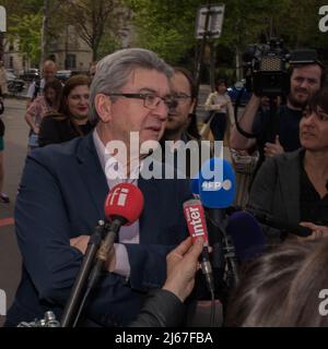 Jean-Luc Melénchon , arrive pour visiter l'exposition Collective intitulée 'Reconquérir la terre' au musée du Palais de Tokyo à Paris . Foto Stock