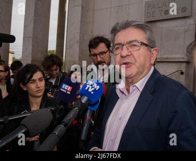 Jean-Luc Melénchon , arrive pour visiter l'exposition Collective intitulée 'Reconquérir la terre' au musée du Palais de Tokyo à Paris . Foto Stock