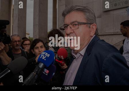 Jean-Luc Melénchon , arrive pour visiter l'exposition Collective intitulée 'Reconquérir la terre' au musée du Palais de Tokyo à Paris . Foto Stock