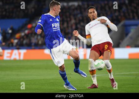 LEICESTER, REGNO UNITO. APR 28th Jamie Vardy di Leicester City batte con Chris Smering di AS Roma durante la semifinale 1st della UEFA Europa Conference League tra Leicester City e AS Roma al King Power Stadium di Leicester giovedì 28th aprile 2022. (Credit: Jon Hobley | MI News) Foto Stock