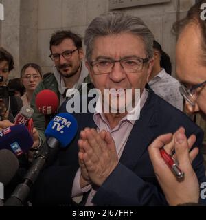 Jean-Luc Melénchon , arrive pour visiter l'exposition Collective intitulée 'Reconquérir la terre' au musée du Palais de Tokyo à Paris . Foto Stock