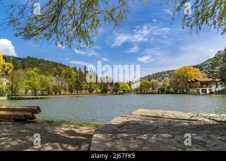 Dilijan, Armenia - 26 aprile 2022 - Vista del piccolo lago nel parco di Dilijan in una bella giornata di sole a Dilijan, Armenia Foto Stock