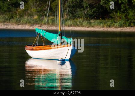 Quissett Harbour immagini, immagini e foto d'archivio Quissett Harbour su Cape Cod, Massachusetts in early morning Sun. Barche a vela ormeggiate a Quissett Harbo Foto Stock