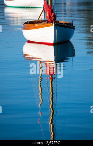 Quissett Harbour immagini, immagini e foto d'archivio Quissett Harbour su Cape Cod, Massachusetts in early morning Sun. Barche a vela ormeggiate a Quissett Harbo Foto Stock