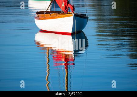 Quissett Harbour immagini, immagini e foto d'archivio Quissett Harbour su Cape Cod, Massachusetts in early morning Sun. Barche a vela ormeggiate a Quissett Harbo Foto Stock