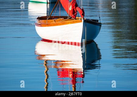 Quissett Harbour immagini, immagini e foto d'archivio Quissett Harbour su Cape Cod, Massachusetts in early morning Sun. Barche a vela ormeggiate a Quissett Harbo Foto Stock