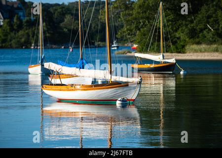 Quissett Harbour immagini, immagini e foto d'archivio Quissett Harbour su Cape Cod, Massachusetts in early morning Sun. Barche a vela ormeggiate a Quissett Harbo Foto Stock