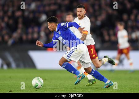 LEICESTER, REGNO UNITO. APR 28th James Justin di Leicester City in azione durante la semifinale 1st della UEFA Europa Conference League tra Leicester City e AS Roma al King Power Stadium di Leicester giovedì 28th aprile 2022. (Credit: Jon Hobley | MI News) Foto Stock