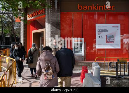 I pedoni passano accanto alla banca spagnola e servizi finanziari Bankinter ramo visto in Spagna. Foto Stock