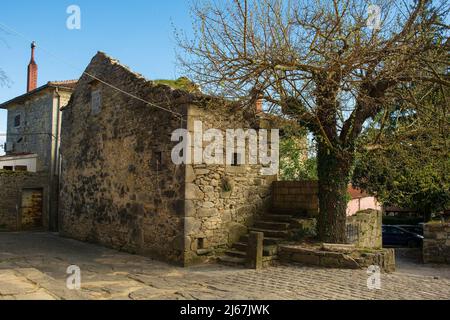 Un vecchio edificio residenziale nel borgo medievale di Buzet in Istria, nella Croazia occidentale Foto Stock