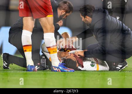 Leicester, Regno Unito. 28th Apr 2022. Chris Smalling #6 di Roma riceve il trattamento per un infortunio credito: News immagini /Alamy Live News Foto Stock