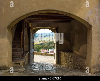 Un vecchio passaggio nello storico borgo medievale di Buzet in Istria, nella Croazia occidentale Foto Stock