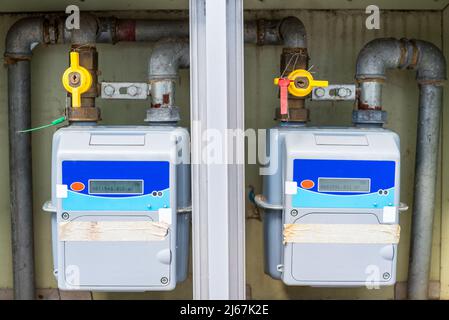 Contatori intelligenti di gas naturale in un armadietto di metallo all'esterno di una casa. Concetto di costo del gas. Foto Stock