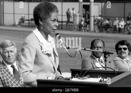 Rachel Robinson, la vedova di Jackie Robinson, si rivolge alla folla per la dedizione del campo da baseball UCLA Bruins, Jackie Robinson Stadium, con il sindaco di Los Angeles Tom Bradley, il consigliere Zev Yaraslovsky e il annunciatore Dodger Jerry Doggett (all'estrema sinistra) a guardare sopra. Feb 1981 Foto Stock
