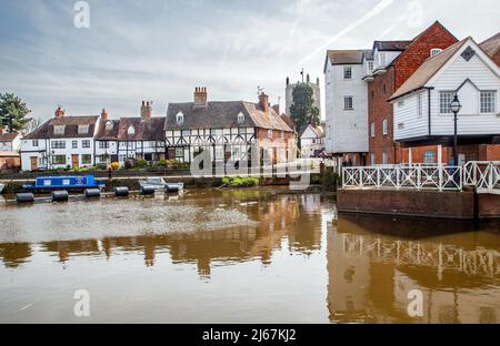 La città medievale del mercato Tewkesbury Gloucestershire, Inghilterra. Con una vista dei cottage lungo il fiume lungo il Mill Avon Foto Stock