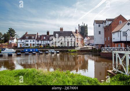 La città medievale del mercato Tewkesbury Gloucestershire, Inghilterra. Con una vista dei cottage lungo il fiume lungo il Mill Avon Foto Stock