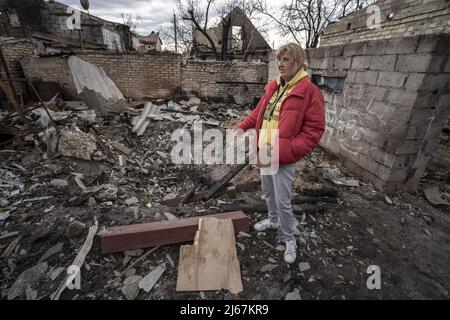 Irpin, Ucraina. 28th Apr 2022. Natalia Tsyukalo, 62, dimostra come si nascose nella sua cantina dalla sgranatura russa che ha colpito gli appartamenti di fronte alla sua casa a Irpin, Ucraina 27 aprile 2022. Gli Stati Uniti hanno prove credibili delle truppe russe che hanno eseguito ucraini in consegna nella regione di Donetsk, un funzionario degli Stati Uniti ha detto agli stati membri delle Nazioni Unite che cercano di tenere i responsabili per i crimini di guerra commessi dalla Russia di rendere conto. Credit: UPI/Alamy Live News Foto Stock