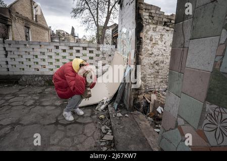 Irpin, Ucraina. 28th Apr 2022. Natalia Tsyukalo, 62, dimostra come si nascose nella sua cantina dalla sgranatura russa che ha colpito gli appartamenti di fronte alla sua casa a Irpin, Ucraina 27 aprile 2022. Gli Stati Uniti hanno prove credibili delle truppe russe che hanno eseguito ucraini in consegna nella regione di Donetsk, un funzionario degli Stati Uniti ha detto agli stati membri delle Nazioni Unite che cercano di tenere i responsabili per i crimini di guerra commessi dalla Russia di rendere conto. Credit: UPI/Alamy Live News Foto Stock