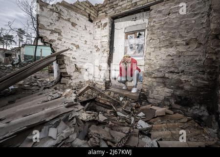 Irpin, Ucraina. 28th Apr 2022. Natalia Tsyukalo, 62, dimostra come si nascose nella sua cantina dalla sgranatura russa che ha colpito gli appartamenti di fronte alla sua casa a Irpin, Ucraina 27 aprile 2022. Gli Stati Uniti hanno prove credibili delle truppe russe che hanno eseguito ucraini in consegna nella regione di Donetsk, un funzionario degli Stati Uniti ha detto agli stati membri delle Nazioni Unite che cercano di tenere i responsabili per i crimini di guerra commessi dalla Russia di rendere conto. Credit: UPI/Alamy Live News Foto Stock