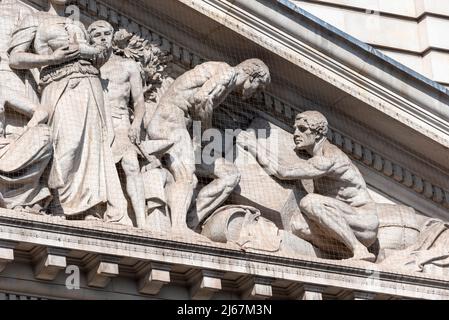 Dettagli architettonici su 100 Parliament Street (100PS), di uffici governativi Great George Street a Westminster, Londra, Regno Unito. Scultura pediatrica Foto Stock