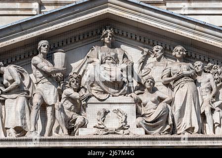 Dettagli architettonici su 100 Parliament Street (100PS), di uffici governativi Great George Street a Westminster, Londra, Regno Unito. Scultura pediatrica Foto Stock