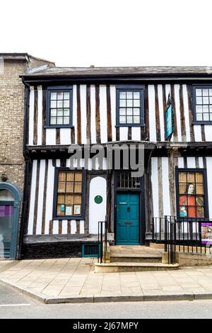 Esterno dell'Ancient House Museum all'interno di una struttura in legno, antica casa cittadina di Tudor, Thetford, Norfolk, Regno Unito Foto Stock