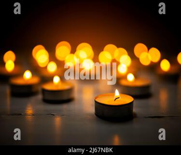 Luci del tè brucianti, luce della candela alla notte. Foto Stock