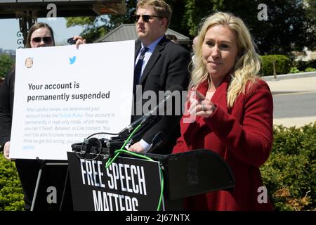 Washington DC, Stati Uniti. 28th Apr 2022. Il rappresentante STATUNITENSE, Marjorie Taylor Greene (R-GA) parla dell'acquisto di Twitter da parte di Elon Musk e della sua visione di Free Speech Online durante una conferenza stampa presso House Triangle/Capitol Hill a Washington. Credit: SOPA Images Limited/Alamy Live News Foto Stock