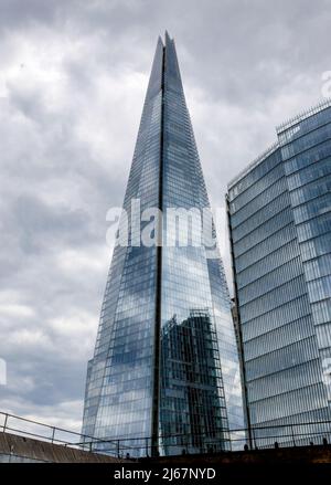 L'architettura neofuturistica Shard, London Borough of Southwark, SE1 che riflette le nuvole grigie Foto Stock