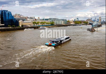 Thames Clippers Uber Boat Venus Clipper naviga nella piscina di Londra sul fiume Tamigi passando per i quartieri finanziari e assicurativi della City of London Foto Stock