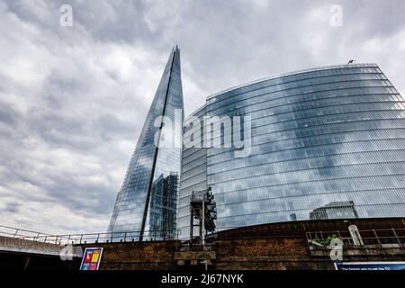 Lo Shard Quarter costruisce con architettura neofuturistica Shard, London Borough of Southwark, SE1 che riflette le nuvole grigie Foto Stock