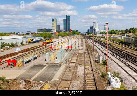 Vista lungo le linee ferroviarie fino ai nuovi blocchi torre grattacieli dello sviluppo misto Victoria Square nel centro della città di Woking, Surrey Foto Stock