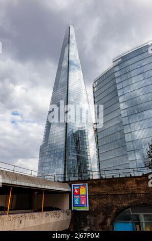 L'architettura neofuturistica Shard, London Borough of Southwark, SE1 che riflette le nuvole grigie Foto Stock