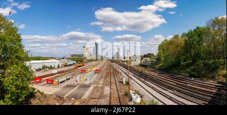 Vista lungo le linee ferroviarie fino ai nuovi blocchi torre grattacieli dello sviluppo misto Victoria Square nel centro della città di Woking, Surrey Foto Stock