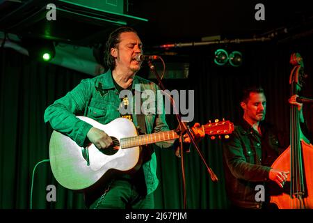 Belfast, Regno Unito. 28th aprile 2022. Il musicista Jesse Dayton insieme a Chris Rhoades ha suonato il Deer's Head Bar Belfast Credit: Bonzo/Alamy Live News Foto Stock