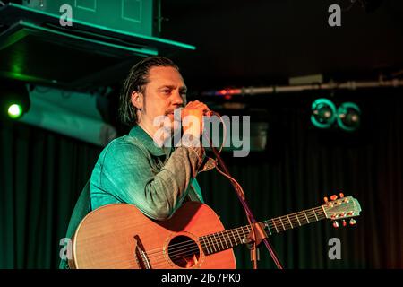 Belfast, Regno Unito. 28th aprile 2022. Il musicista Jesse Dayton insieme a Chris Rhoades ha suonato il Deer's Head Bar Belfast Credit: Bonzo/Alamy Live News Foto Stock