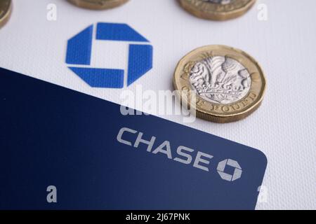 Carta di debito Chase Bank UK. La nuova banca digitale lanciata nel Regno Unito da JP Morgan. Stafford, Regno Unito, 28 aprile 2022 Foto Stock