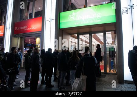 Berlino, Germania. 28th Apr 2022. 28 Aprile 2022, Berlino: I fan aspettano fuori da un negozio per il lancio del nuovo album di Rammstein ''Time''. Foto: Christophe Gateau/dpa Credit: dpa Picture Alliance/Alamy Live News Foto Stock