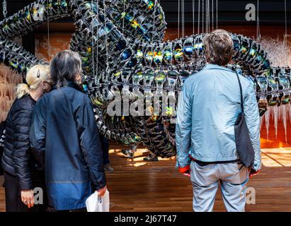 Venezia, Italia - Aprile 20: Artista Yunchul Kim con la serie di installazioni interconnesse e monumentali nel Padiglione Coreano intitolato Gyre at the Foto Stock