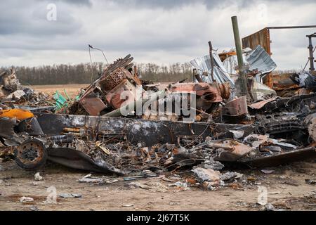 Distrutto serbatoio russo. Serbatoio russo al cimitero di attrezzature russe in Ucraina. Veicolo combustibile russo bruciato. Guerra in Ucraina 2022. Distrutto blindato Foto Stock